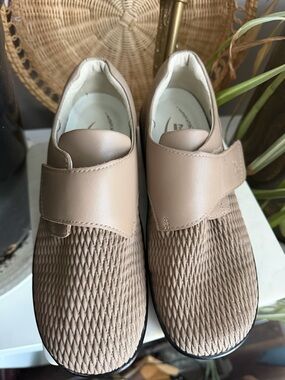 Propét Olivia Beige Leather Hook & Loop Walking Shoes 7
